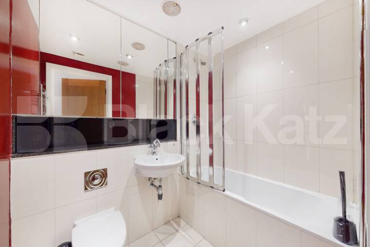 Stunning 3 bed 3 bath overlooking the Thames Flagstaff House St George Wharf, Vauxhall